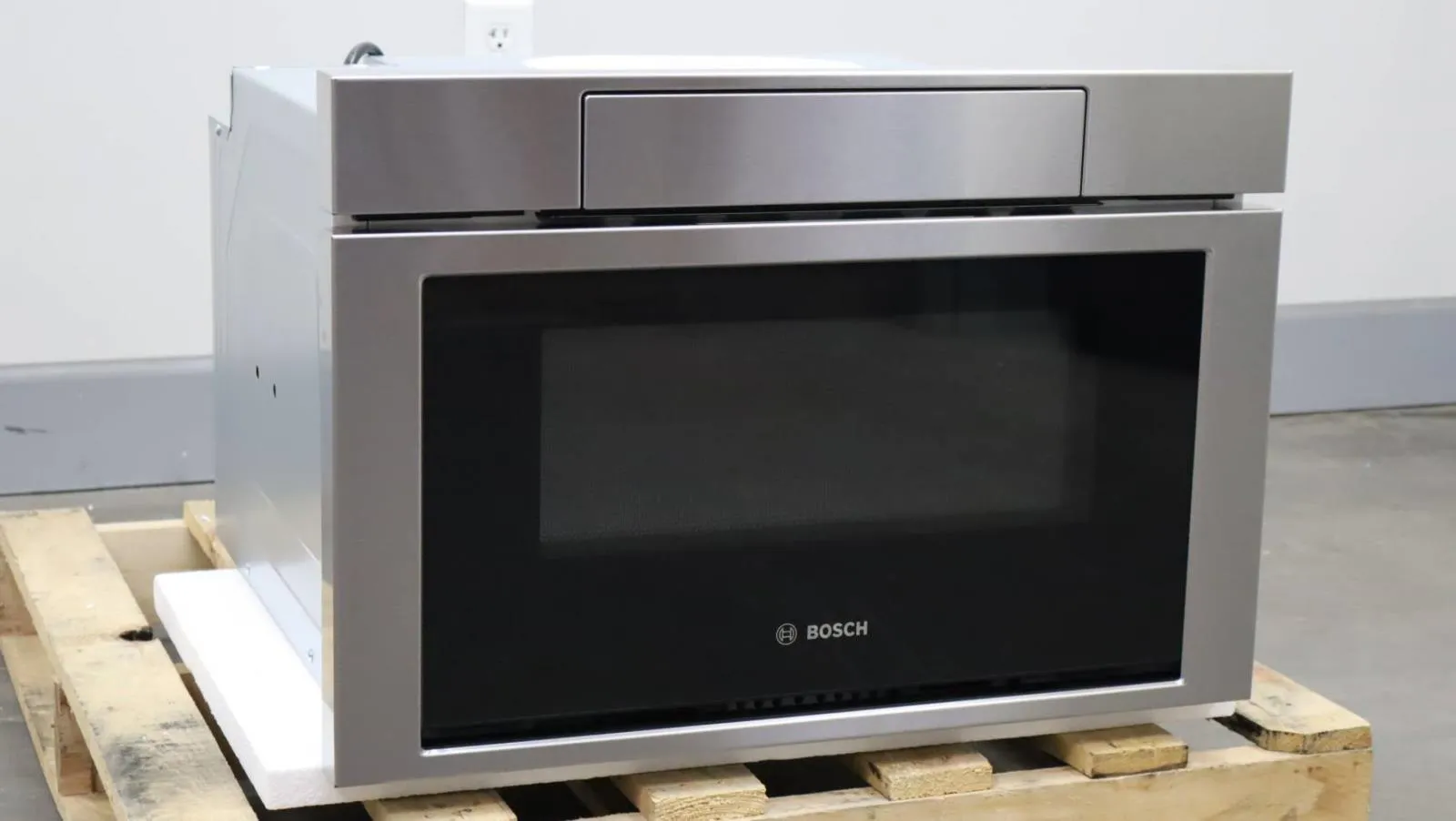 Bosch 24" 800 Series 1.2 Cu.Ft. Cap 950 Watt Smart Microwave Drawer HMD8454UC