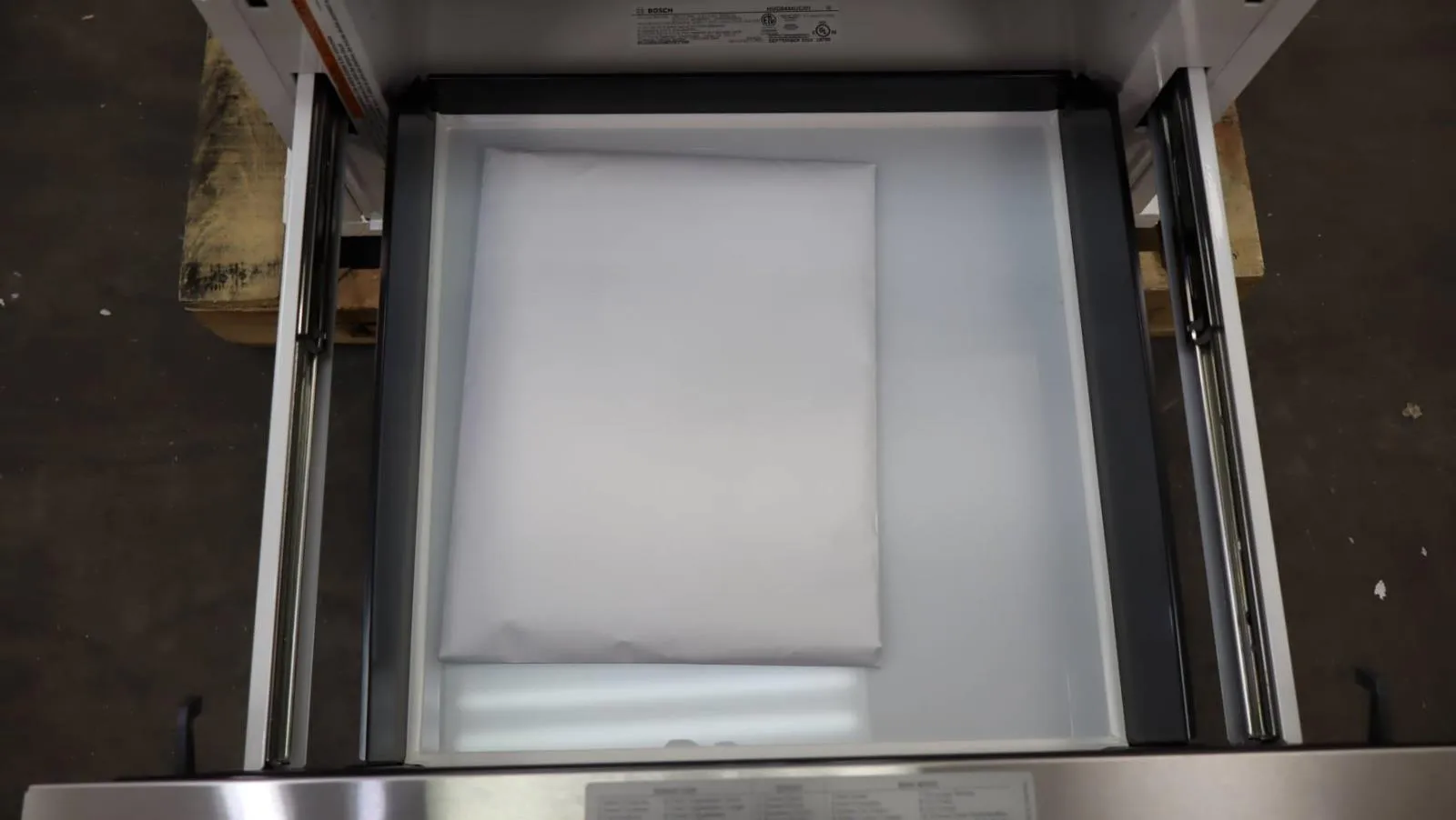 Bosch 24" 800 Series 1.2 Cu.Ft. Cap 950 Watt Smart Microwave Drawer HMD8454UC