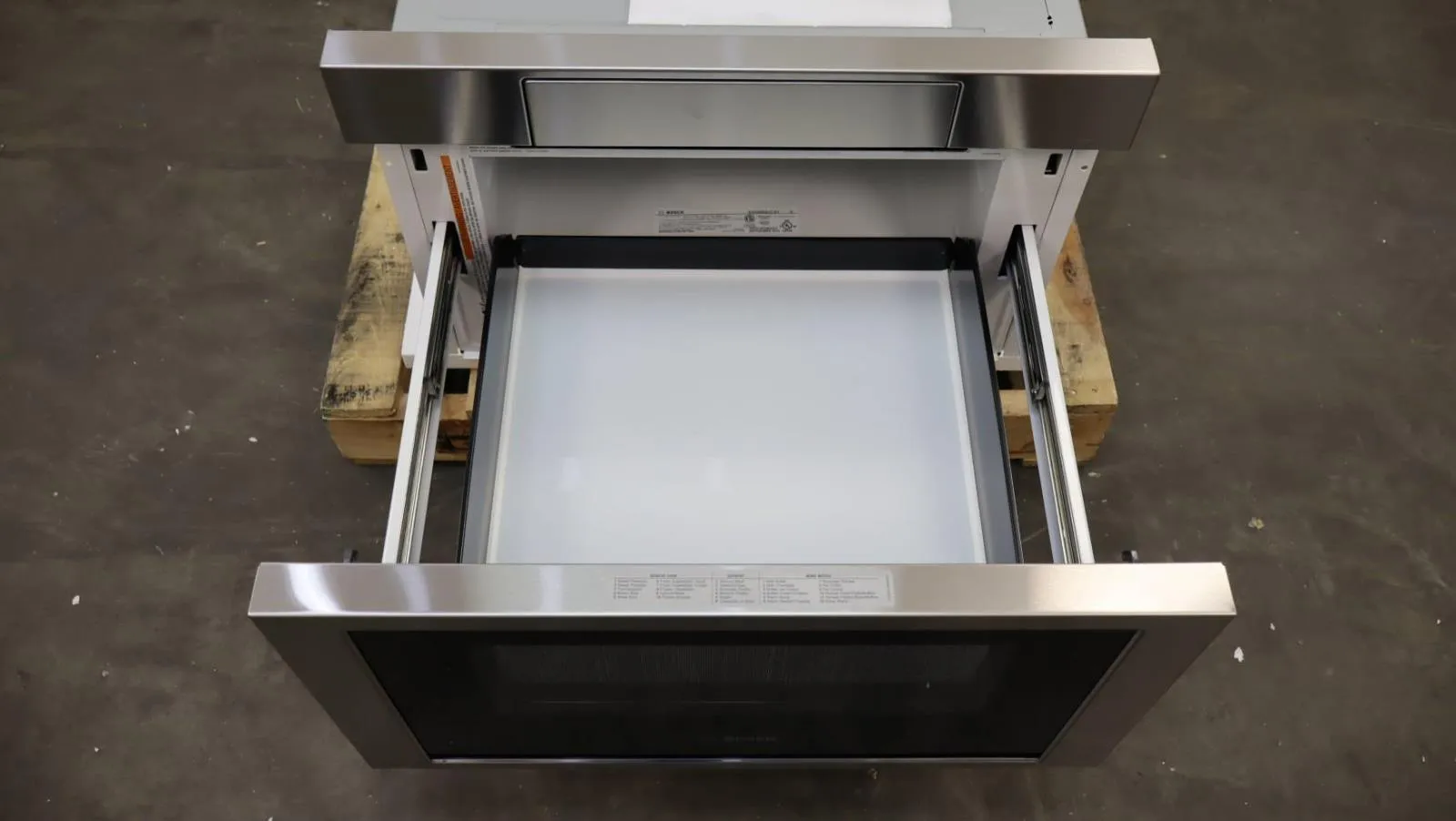 Bosch 24" 800 Series 1.2 Cu.Ft. Cap 950 Watt Smart Microwave Drawer HMD8454UC