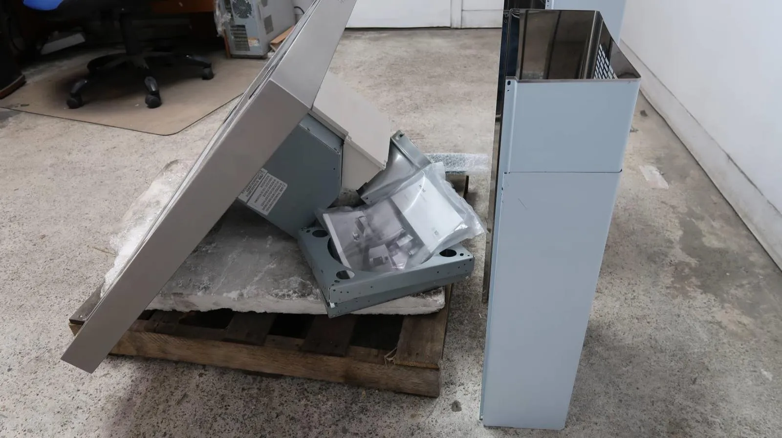 Bosch 800 Series 42" 600 CFM Convertible SS Island Chimney Range Hood HIB82651UC