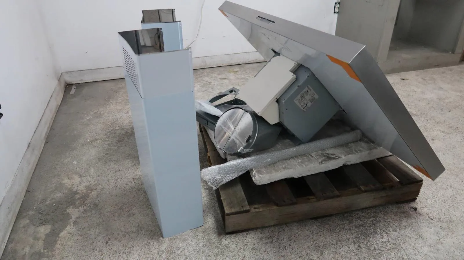 Bosch 800 Series 42" 600 CFM Convertible SS Island Chimney Range Hood HIB82651UC