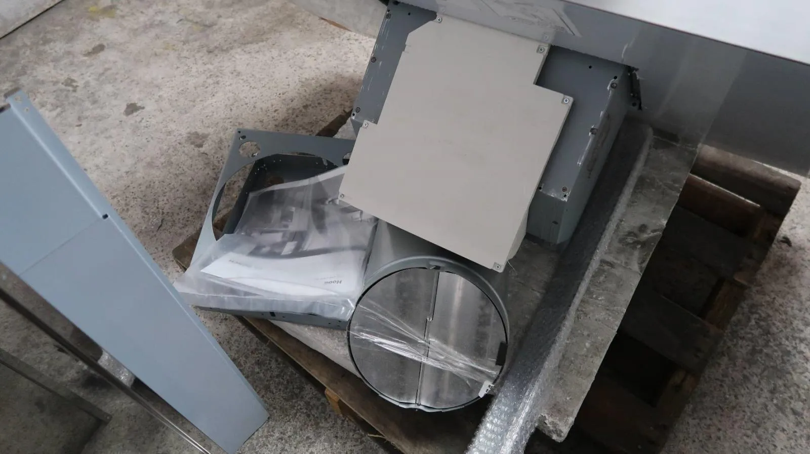 Bosch 800 Series 42" 600 CFM Convertible SS Island Chimney Range Hood HIB82651UC