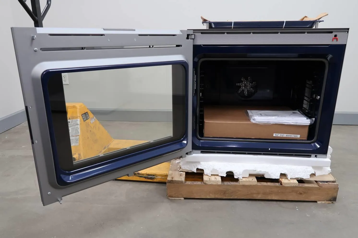 Gaggenau 400 Series 30" Self-Cleaning 4.5 Cu.Ft Glass Front Single Oven BO481613