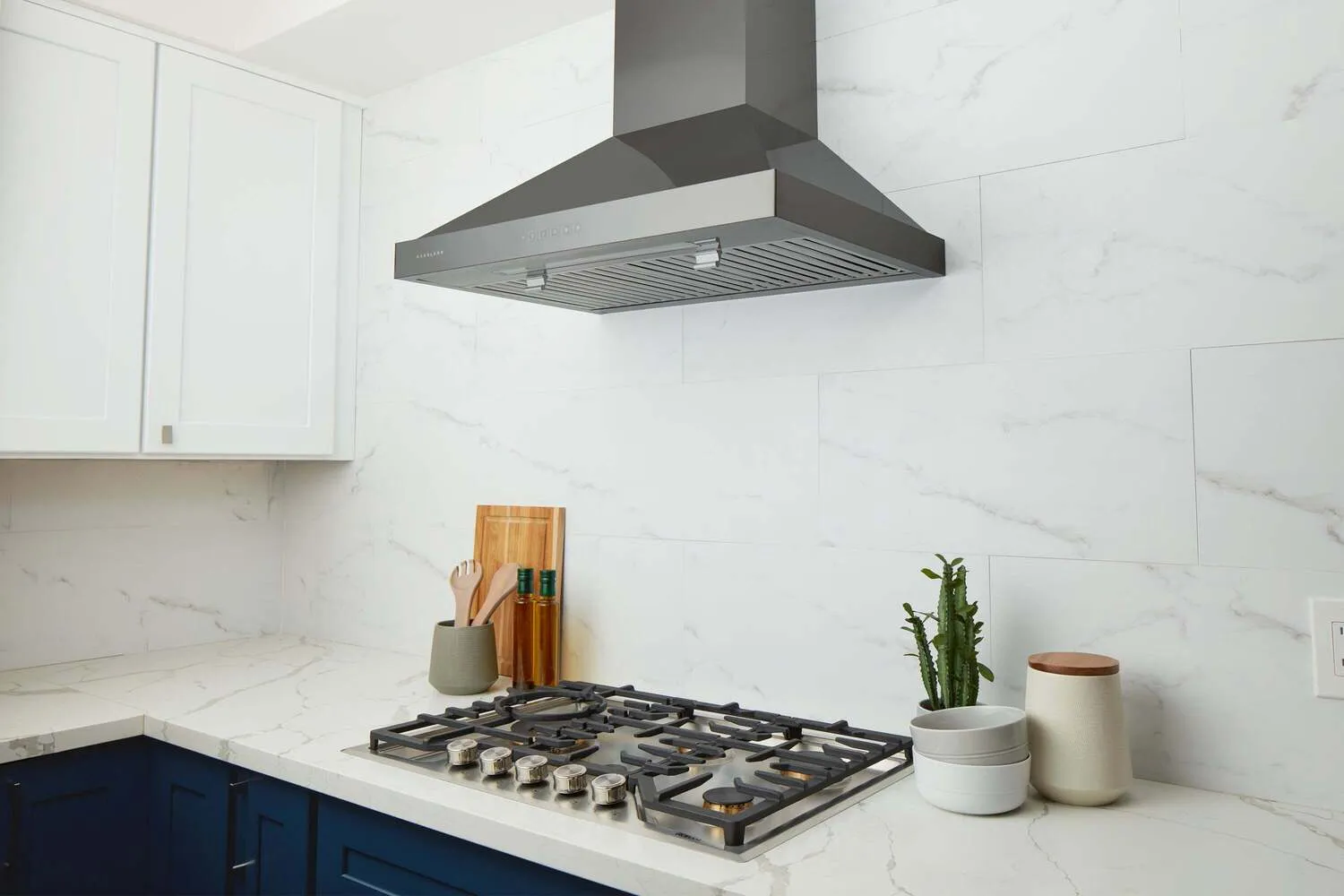 Hauslane WM590BSS30 Hauslane Chef 30-In Convertible Black Stainless Steel Wall-Mounted Range Hood
