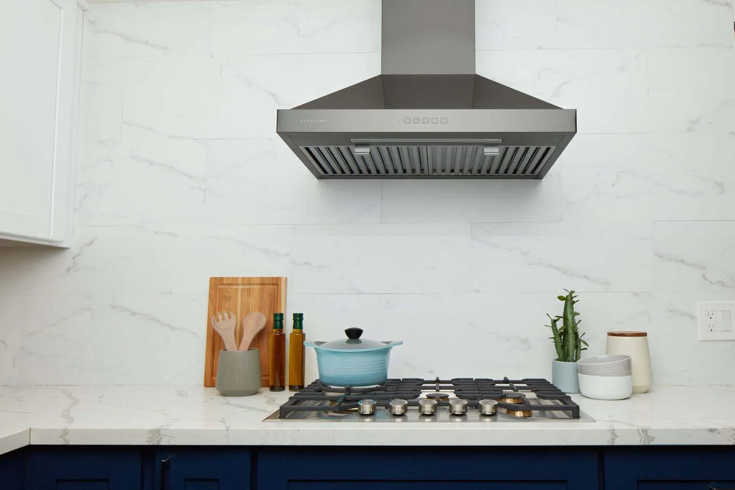 Hauslane WM590BSS30 Hauslane Chef 30-In Convertible Black Stainless Steel Wall-Mounted Range Hood