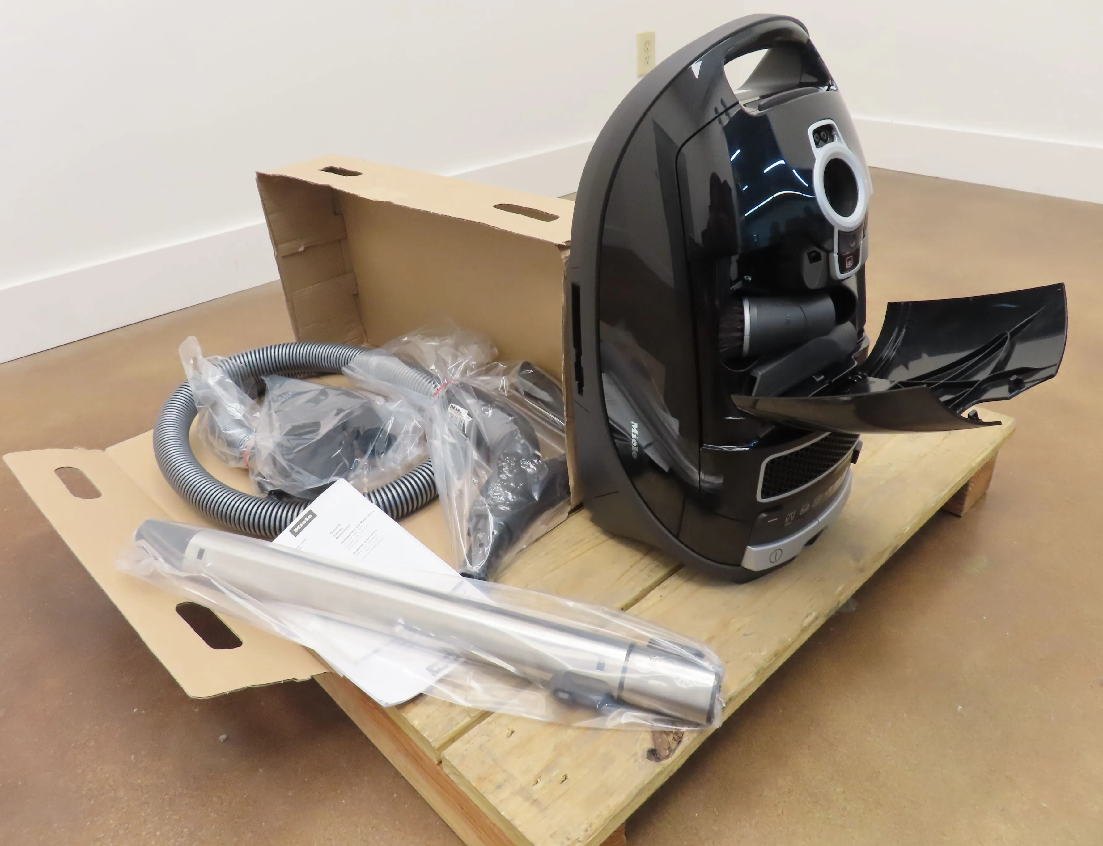 Miele Complete C3 Series 41GFE037USA Miele C3 Kona Canister Vacuum Cleaner Pics