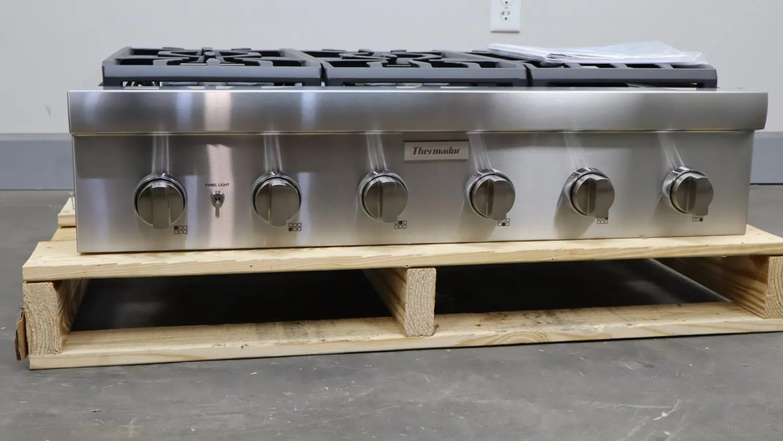 Thermador 36" Stainless 6 Sealed Burner Professional Series Gas Rangetop PCG366W