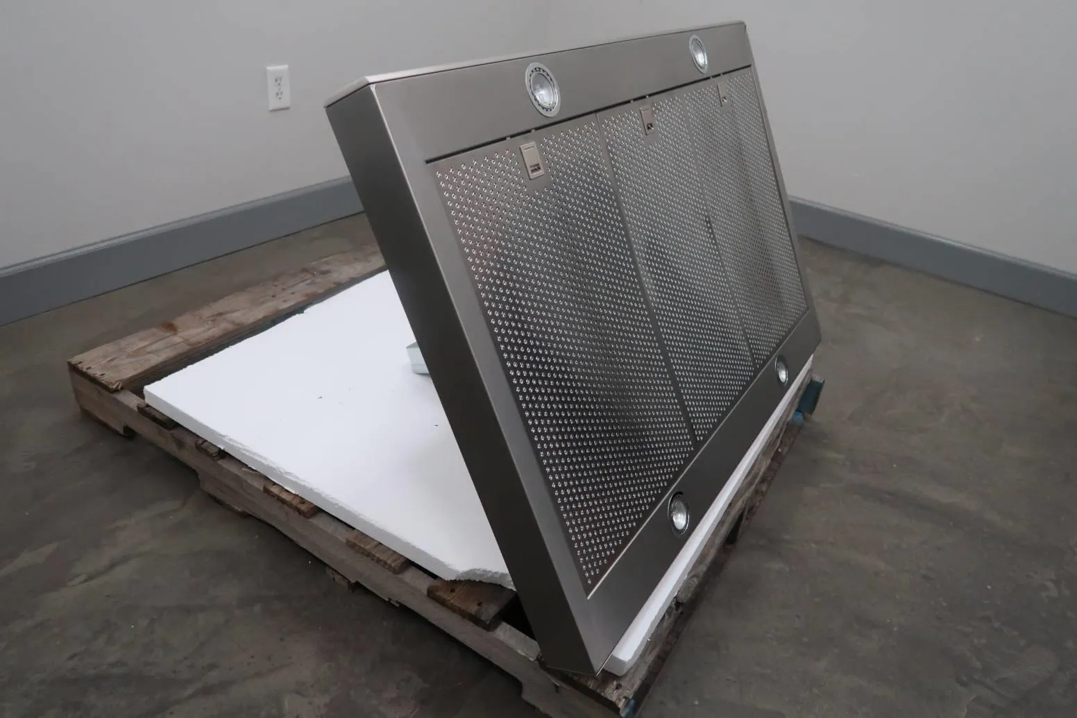 Thermador 42" low Profile Island Mount Chimney Hood 1000 CFM Blower HPIN42HS