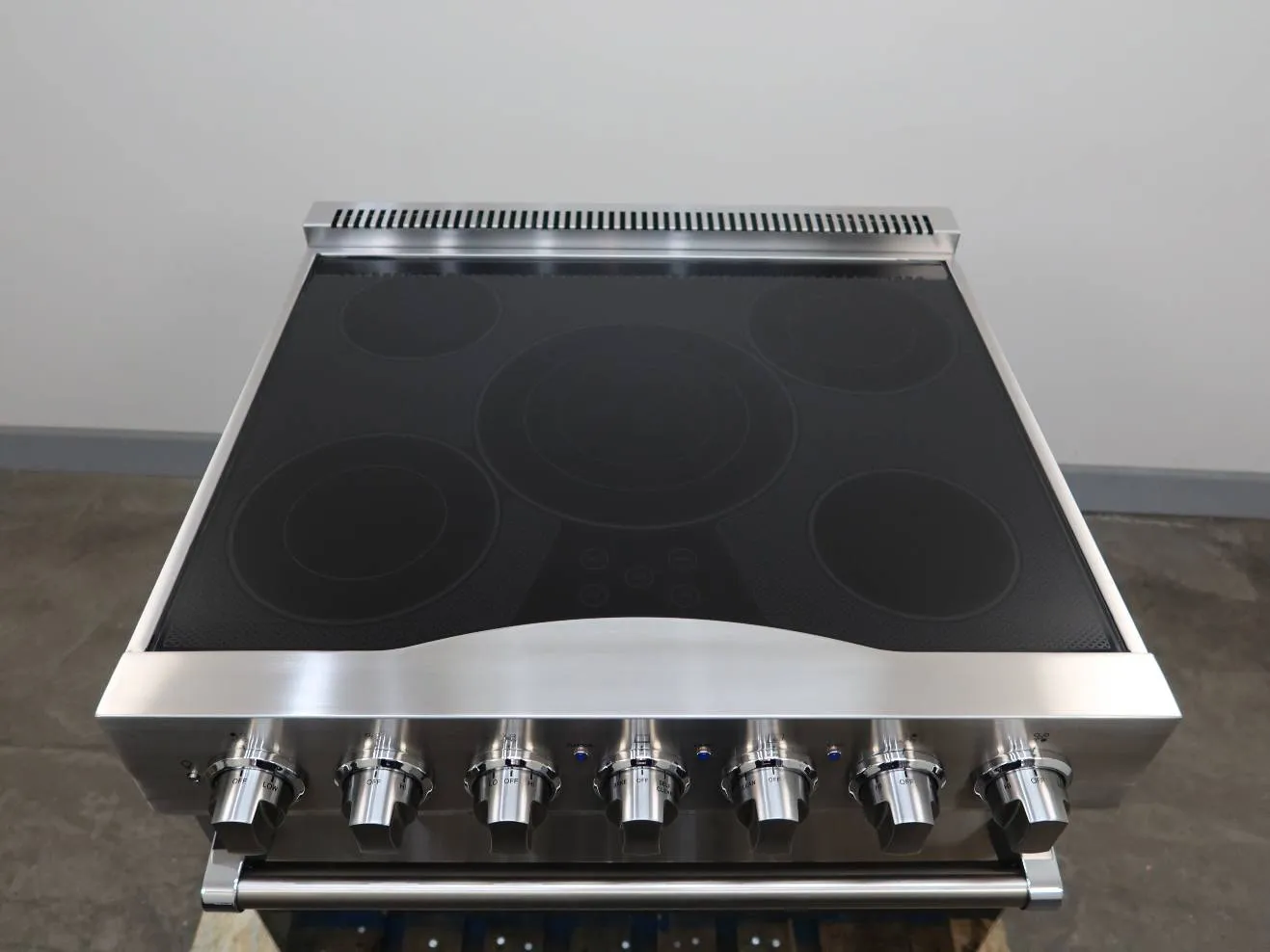 Viking 3 Series '22 30" 4.7 c.f 5 element Self-Clean Electric Range RVER33015BSS
